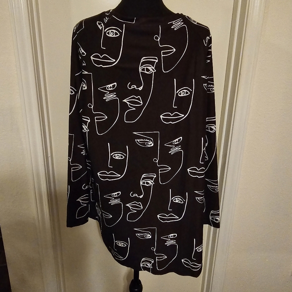 #347 Izuria black and white abstract faces long sleeve crewneck top size 2XL - Picture 3 of 5